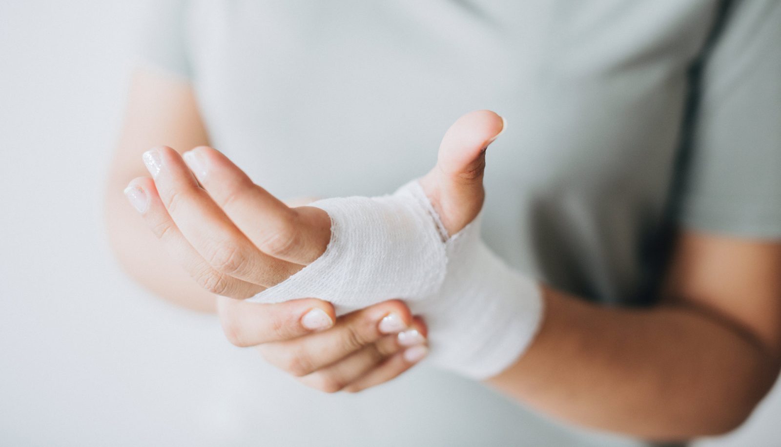 Metacarpal locking plate bandage fixation