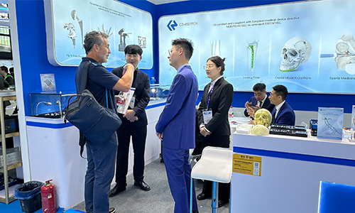 CMEF exhibition group photo with overseas orthopedic customers