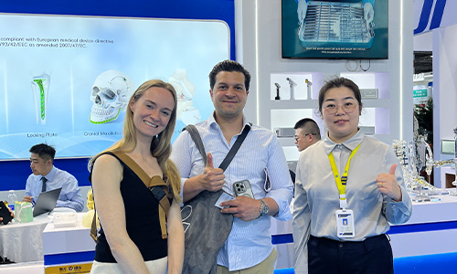 Orthopedic exhibition client group photo at international medical trade show